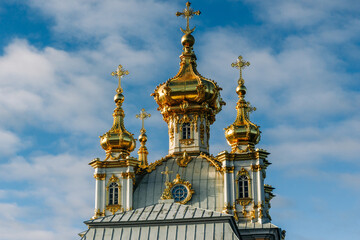 Fototapeta na wymiar Goldens domes of the Church Building of the Great Peterhof Palace