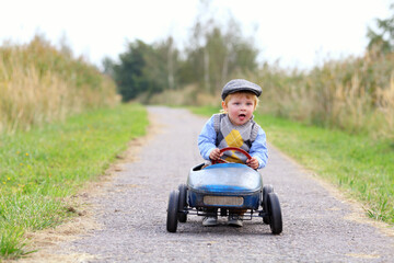 mit dem Tretauto fahren, Sommerspaß