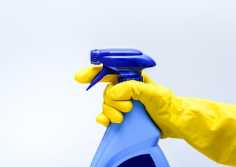 Sprzątanie domu w rękawicach ochronnych gumowych