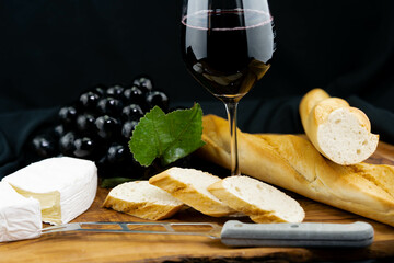 Frischer Wein mit Brot und Käse