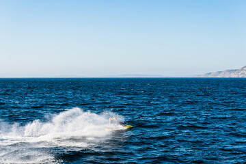 Obraz premium Hermosa vista de una pareja en moto de agua junto al mar en Islas Cíes, España