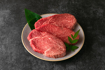 灰色の皿盛り　黒毛和牛ヒレステーキ beef tenderloin steak