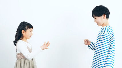 じゃんけんする男の子と女の子