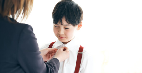ママに着替えさせてもらう男の子