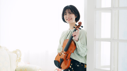 バイオリンを持った女性のポートレート © metamorworks