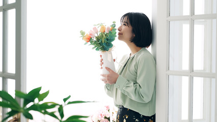 花を持つ女性　フラワーアレンジメント