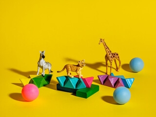 zdjęcie / lwiątko, zebra i żyrafa wśród kolorowych klocków