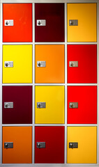 Ein Schrank mit vielen Schließfächern in den unterschiedlichsten Farben.