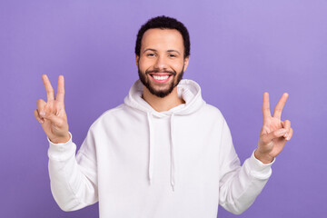 Naklejka premium Photo of nice satisfied glad guy beaming smile hands fingers demonstrate v-sign isolated on violet color background