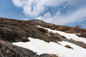 Fototapeta na wymiar 登山道から見る茶臼岳の頂上