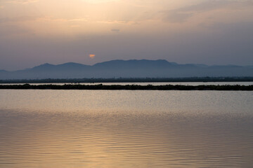 Paisaje y puesta de sol dorada en las Salinas de Santa Pola, España
