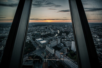 Naklejka premium Beautiful shot of a cityscape at sunset from a high tower