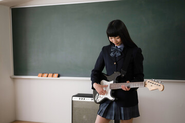 ギターを演奏する学生　吹奏楽や部活のイメージ 
