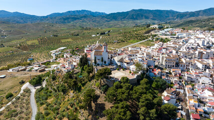 vista aérea del pueblo de Alozaina en la comarca del parque nacional sierra de las Nieves, Andalucía - obrazy, fototapety, plakaty