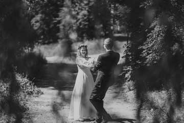 Obraz premium A man in a blue suit holds his new wife's hand in close-up at the wedding