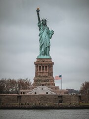 Fototapeta premium Vertical shot of the Statue of Liberty on a cloudy day, New York