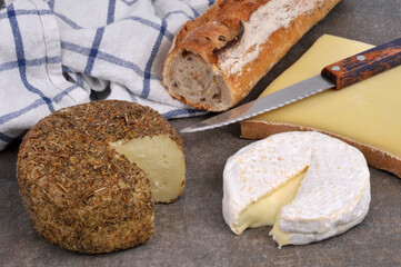Assortiment de fromages français avec du pain et un couteau
