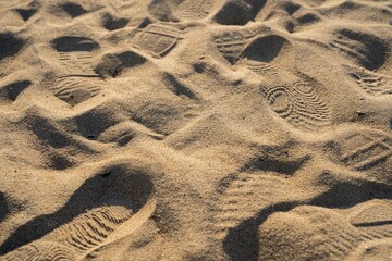 사람들이 밟고 지나간 모래사장