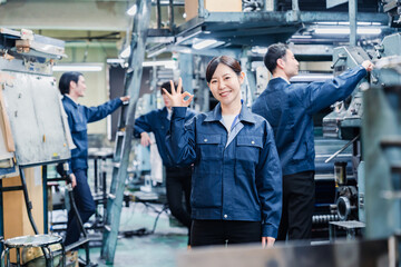 Fototapeta na wymiar OKサインを示す工場スタッフの女性