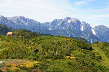 爺ヶ岳から望む種池山荘と剱岳