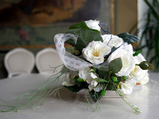 Brautstrauß und weiße Hochzeitstühle