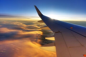 Fototapeta na wymiar Blick aus einem Flugzeug, abends