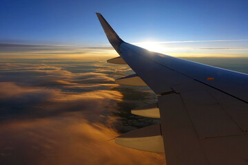 Blick aus einem Flugzeug, abends