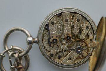 Uhrwerk einer alten Damen Taschenuhr.