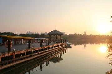 Obraz premium sunset over the lake