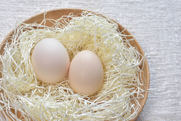 鳥の巣をイメージした器に入れた卵