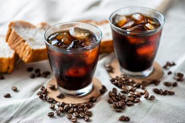 窓際のアイスコーヒー