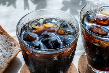 窓際のアイスコーヒー