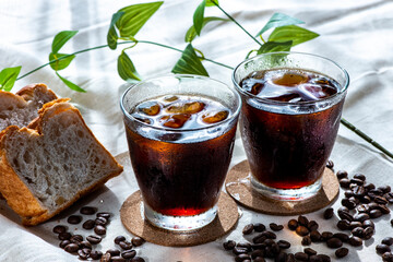 窓際のアイスコーヒー