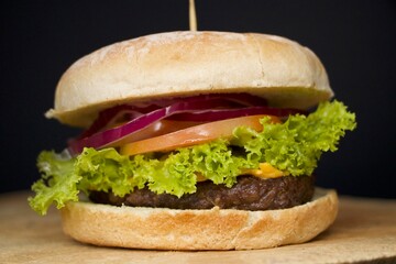 hamburguesa de res con verduras