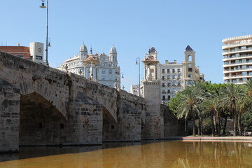 Obraz premium ARQUITECTURA Y PUENTE SOBRE RÍO