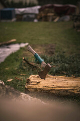 Holzfäller-Axt auf Baumstumpf