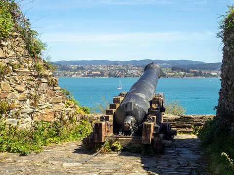 Ca&ntilde;&oacute;n apuntando al mar en las ruinas del castillo de Font&aacute;n (siglo XVIII). Sada, A Coru&ntilde;a, Espa&ntilde;a.