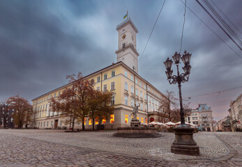 Obraz premium Lvov. Town Hall Square and City Hall building at dawn.