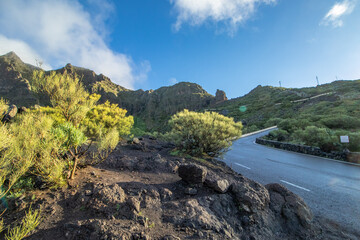 Kurvenreiche Strecke im Teno Gebirge in Teneriffa