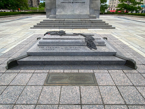 Ottawa, Canada: Tomb of the Unknown Soldier at National War Memorial in Confederation Square. (French: Tombe du Soldat Inconnu). A tomb with an unidentified soldier was added in 2000.