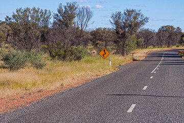 Hinweisschild auf Schlangen im australischen Outback