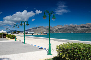 Piękne widoki i wakacyjny klimat na greckiej wyspie Kefalonia. Widok na morze i niebieskie niebo z fantastycznymi chmurami. Słoneczny dzień na plaży. Piękno natury. Fotografia podróżnicza. 
