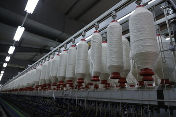 Une usine de filature de coton produit par les paysans du Burkina faso, fils vendu au Burkina et...