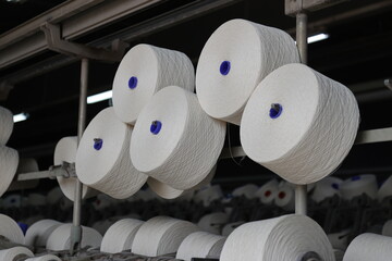 Une usine de filature de coton produit par les paysans du Burkina faso, fils vendu au Burkina et dans le monde entier