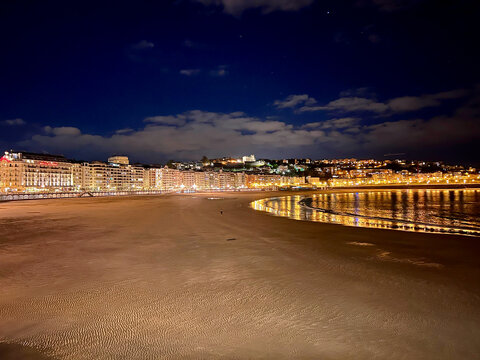 La Concha Strand in Donostia-San Sebastian bei Nacht