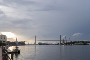 Obraz premium Talmadge Memorial Bridge at Dusk
