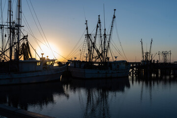 Fototapeta na wymiar Shrimp boats at Sunset