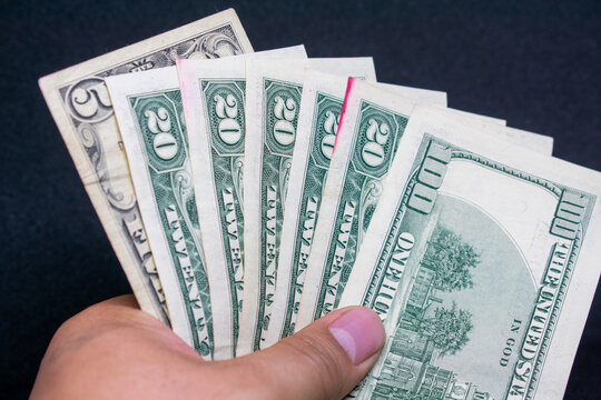 Billetes antiguos de d&oacute;lares estadounidenses a punto de pagar una deuda.