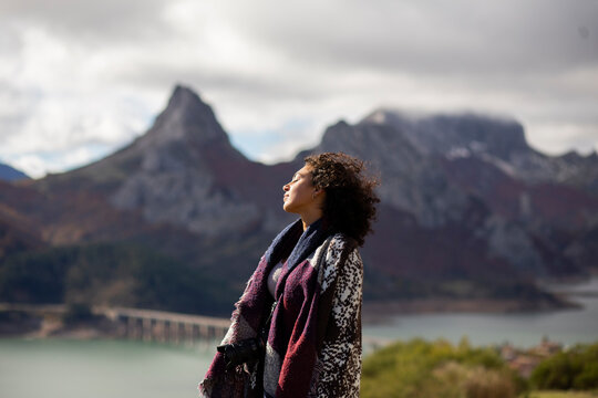 Chica disfrutando de las Monta&ntilde;as de Ria&ntilde;o y Mampodre. Alto Valle del Porma (LE&Oacute;N)