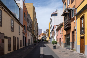 Fototapeta na wymiar Une rue déserte d'une ville des Canaries, san Cristobal de la Laguna